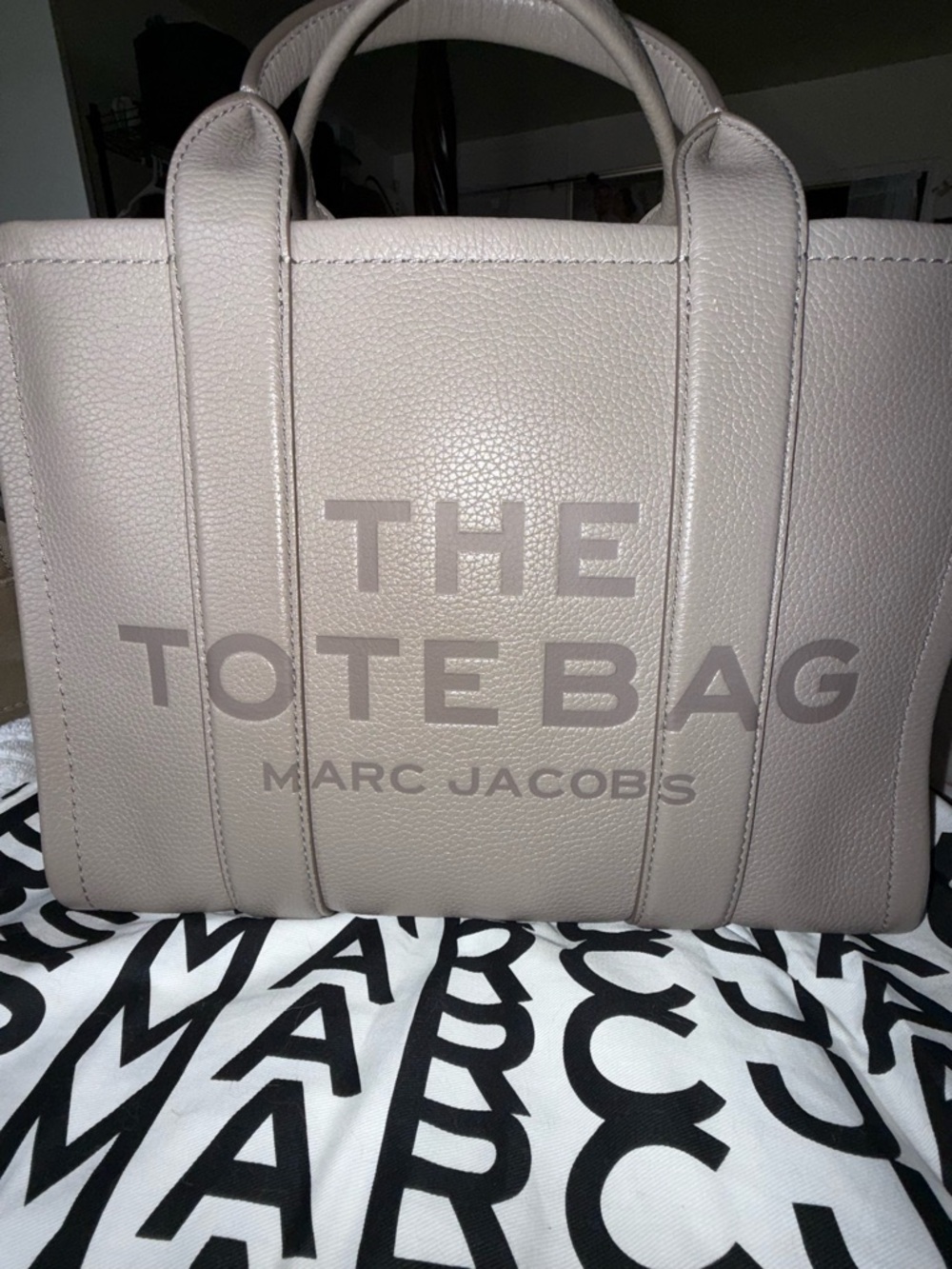 Marc Jacobs The Tote Bag medium in cement.